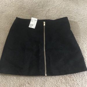 H&M black skirt brand new. A-line skirt with zip